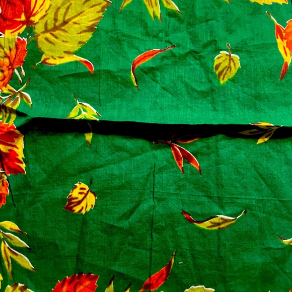 1feet green w scalloped leaves trimmed in white the leaves are falling - Picture 1 of 3